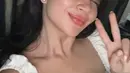 Ariel Tatum juga mengucapkan Hari Perempuan Internasional dengan mengunggah beberapa foto. Salah satunya foto selfie mengenakan sleeveless putih top berenda. [@arieltatum]