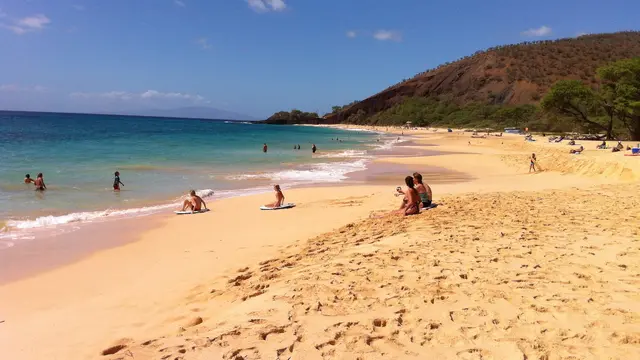 10 Pantai Bebas Bugil Paling Populer di Dunia