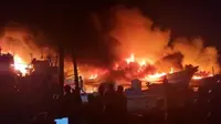 Kebakaran hebat melalap kapal-kapal yang bersandar di Pelabuhan Jongor, Tegal, Jawa Tengah, Senin malam (14/8/2023). (Liputan6.com/ Dok Ist)