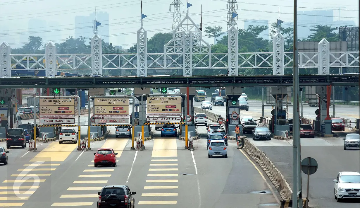 Sejumlah kendaraan mobil mengantre di gerbang tol Pondok Ranji, Tangsel, Jumat (14/4). Libur Paskah 2017 kondisi arus lalu lintas menuju Tol Lingkar Luar terpantu lancar. (Liputan6.com/Helmi Afandi)