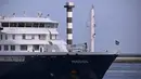 Kapal pesiar MV Hondius yang terdampak Hantavirus berlayar di lepas pantai Belanda saat mendekati pelabuhan Rotterdam pada Senin 18 Mei 2026. (JOHN THYS/AFP)