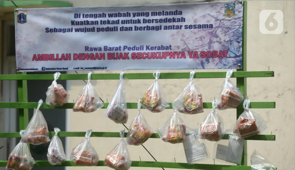 Deretan sembako digantung di rak kayu sisi jalan di kawasan Rawa Barat, Jakarta Selatan, Kamis (14/5/2020). Selama masa pandemi COVID-19, pihak kelurahan dan masjid sekitar menyediakan paket berisi mi instan, telur, dan masker untuk warga yang membutuhan. (merdeka.com/Imam Buhori)