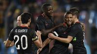 Para pemain Portugal merayakan gol ke gawang Luksemburg pada laga persahabatan di Stade Josy Barthel, Luksemburg, Rabu (18/11/2015) dini hari WIB. (AFP PHOTO / John Thys)