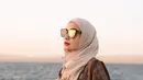 Kombinasi pashmina syar’i dengan blus bermotif penuh berwarna cokelat memberikan kesan elegan dan stylish. Tampilan ini bisa menjadi pilihan bagi kamu yang ingin tetap tampil modis dalam balutan hijab syar’i. [@shireensungkar].