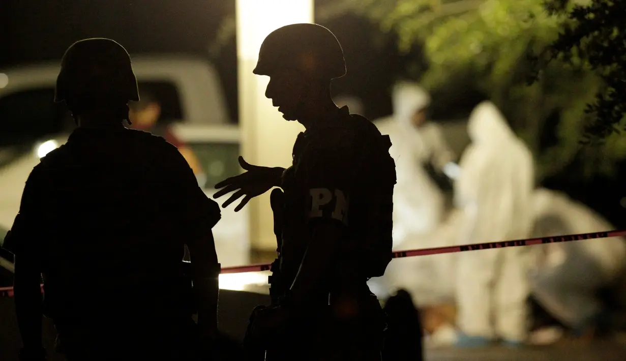 Petugas kepolisian berjaga di tempat dua detektif polisi di tembak mati oleh orang tidak dikenal di tempat parkir di kota kaya San Pedro Garza, tetangga Monterrey, Meksiko, 9 Mei 2016. (REUTERS / Jose Luis Gonzalez)