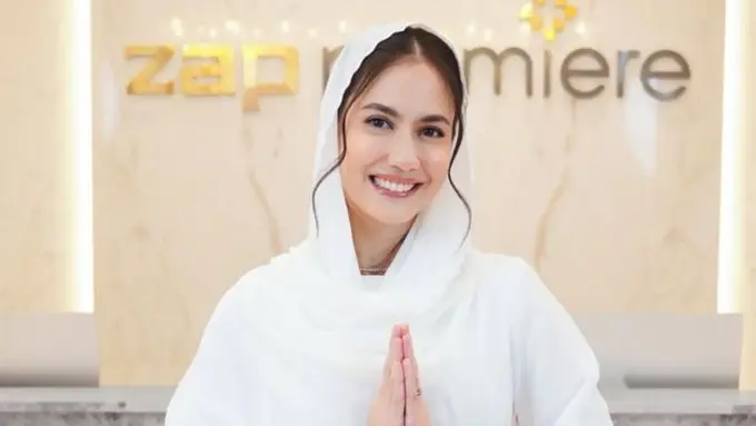 Pevita Pearce tampil anggun dalam busana muslim putih. (credit:instagram.com/pevpearce)