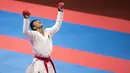 Karateka Indonesia, Rifki Ardiansyah Arrosyiid, melakukan selebrasi usai beraksi pada Asian Games di JCC Senayan, Jakarta, Minggu (26/8/2018). Rifki berhasil medapat medali emas di nomor kumite 60 kilogram. (Bola.com/Peksi Cahyo)