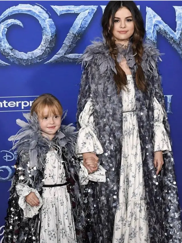 Gaya Selena Gomez Bersama Adik, credit: (@goldenglobes)