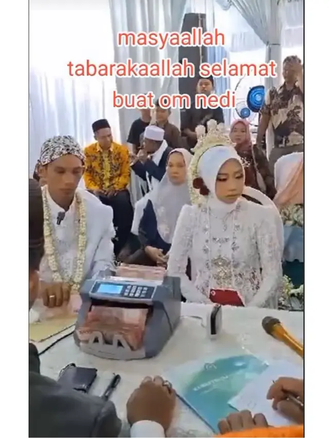 Momen Pasangan Pengantin Hitung Uang Mahar Bak di Bank, Bikin Geleng Kepala