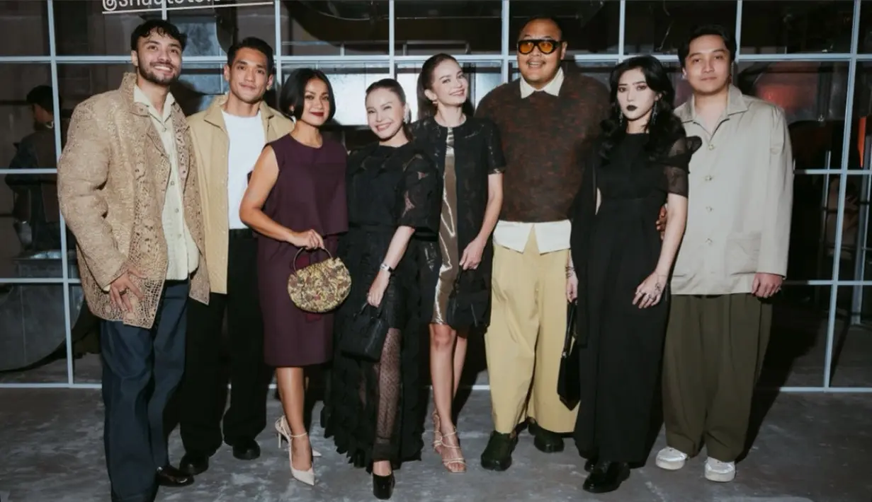 Isyana Sarasvati hadir mengenakan tampil serba hitam. Begitu juga dengan Rossa yang tampil serba hitam bergaya elegan. Sedangkan Nirina Zubir memilih tampil dengan busana warna maroon. [@isyanasarasvati]
