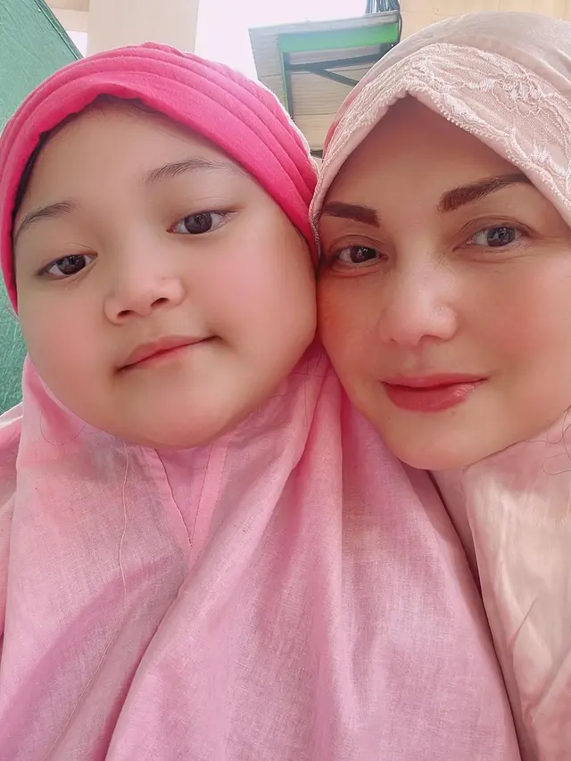 Nia Daniaty dan Cucu