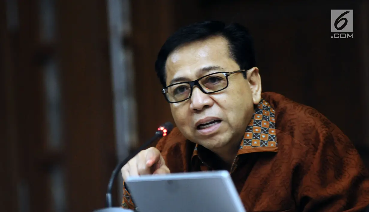 Terdakwa dugaan korupsi e-KTP, Setya Novanto memberi pertanyaan kepada saksi dalam sidang lanjutan di Pengadilan Tipikor, Jakarta, Senin (5/2). Sidang menghadirkan tiga saksi. (Liputan6.com/Helmi Fithriansyah)