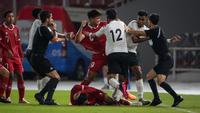 Pemain Timnas Indonesia, Hokky Caraka (kiri) bersitegang dengan pemain Timnas Fiji, Pawan Pratap Singh pada laga International Friendly Match U-20 di Stadion Utama Gelora Bung Karno (SUGBK), Jakarta, Jumat (17/02/2023). (Bola.com/Bagaskara Lazuardi)