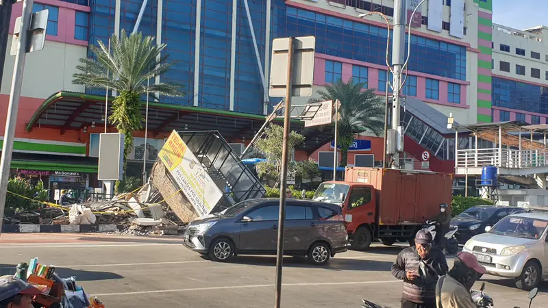 Bus Transjakarta menabrak Pos Polisi