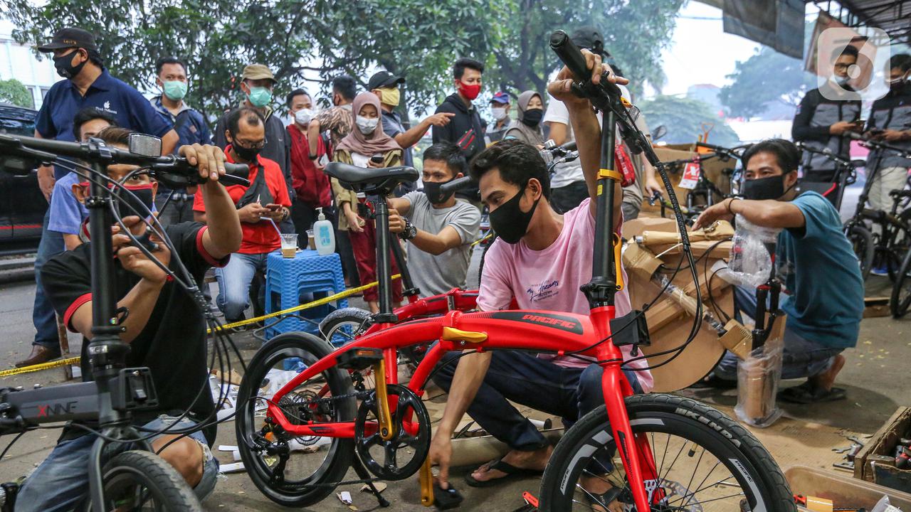 Sambut New Normal, Warga Antre Berburu Sepeda Lipat