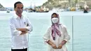Jokowi dan Iriana pun tampak berfoto di depan pantai dengan air yang biru dan kapal-kapal pinisi yang terparkir rapi. Tampak Iriana mengenakan baju putih blouse dengan detail tangan ruffle. Instagram @jokowi.
