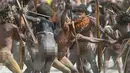 Peserta saling serang saat mengikuti Festival Lembah Baliem ke-27, Wamena, Papua, Senin (8/8). Festival Lembah Baliem awalnya merupakan acara perang antarsuku Dani, Lani, dan Suku Yali sebagai lambang kesuburan dan kesejahteraan. (AFP PHOTO/Adek Berry)