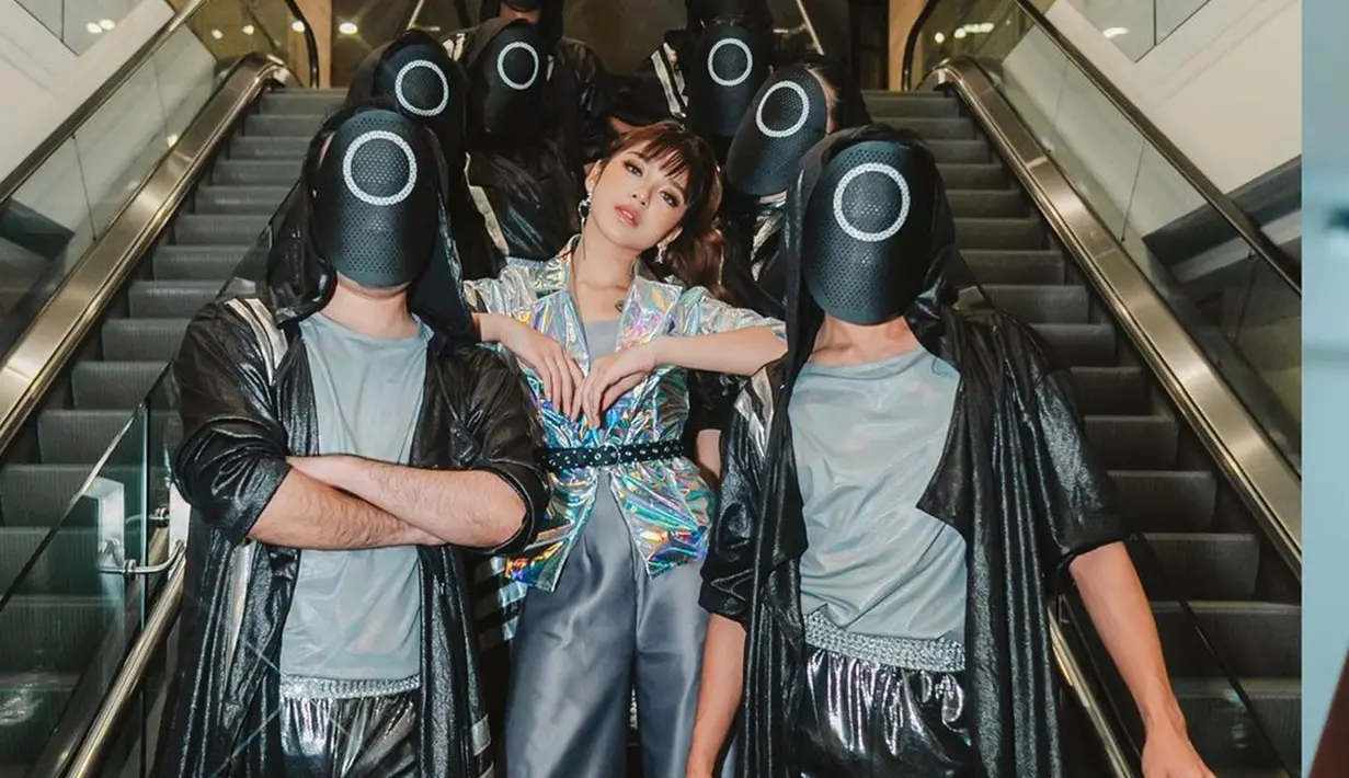 Meski dengan berponi Tiara Andini terlihat makin fresh, namun dirinya juga mampu tampil memesona. Bahkan, tak sedikit pula yang menyebut jika poni baru Tiara satu ini menambah kesan lebih dewasa. (Liputan6.com/IG/@tiaraandini)