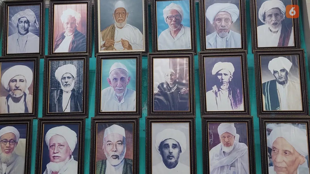 Foto Wali yang Dipajang di Rumah