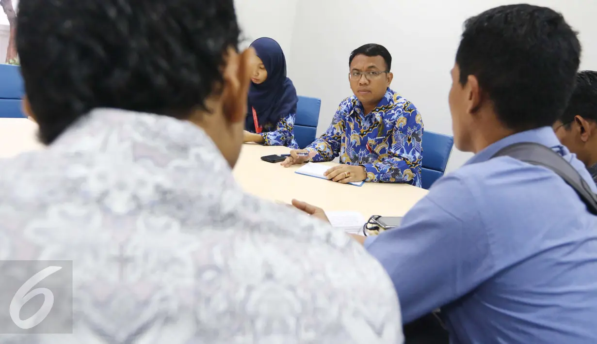 Nugroho Eko menyimak penjelasan dari Sahrul Hidayat saat pertemuan di Gedung Ombudsman RI, Jakarta, Senin (6/3). Warga tersebut menolak pernyataan dari PT Bumi Pari yang mengklaim memiliki 90 persen Pulau Pari. (Liputan6.com/Helmi Afandi)