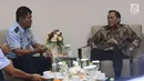 Kadispenau Marsma TNI Ir Novyan Samyoga (kiri) berdialog dengan Dirut Indosiar Imam Sudjarwo di Kantor Indosiar, Jakarta, Selasa (12/3). Pertemuan membahas kerja sama sekaligus silaturahmi. (Liputan6.com/Angga Yuniar)
