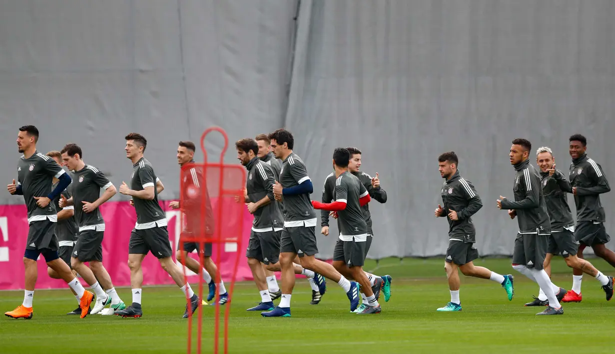 Para pemain Bayern Munchen melakukan pemanasan selama sesi latihan di stadion Allianz Arena di Munich, Jerman, (10/4). Munchen akan bertanding melawan wakil Spanyol, Sevilla pada leg kedua babak perempat final Liga Champions. (AP Photo/Matthias Schrader)