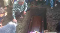 Pemakaman Djoko Suseno penumpang AirAsia QZ8501 (Liputan6.com/ Dian Kurniawan)