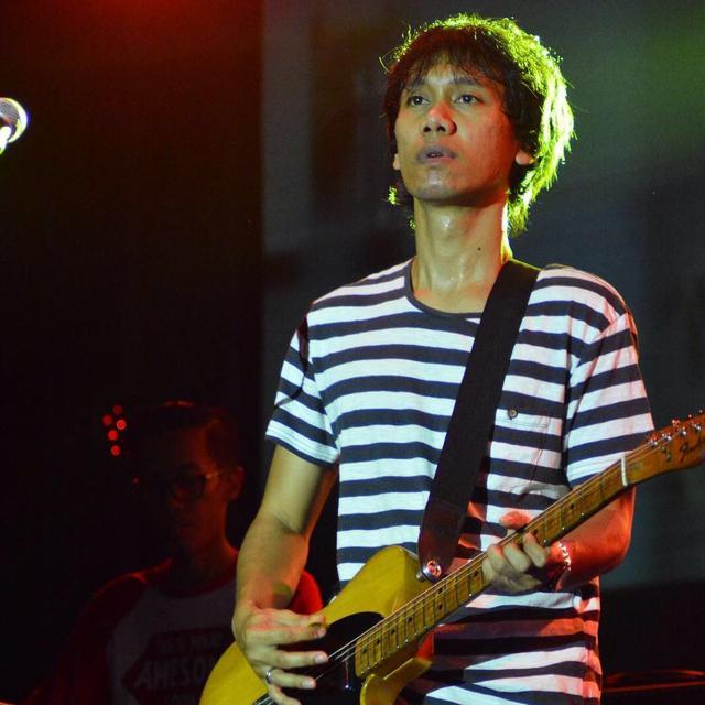 6 Potret Penampilan Sederhana Personel Sheila On 7 Saat Manggung, Tampil Apa Adanya