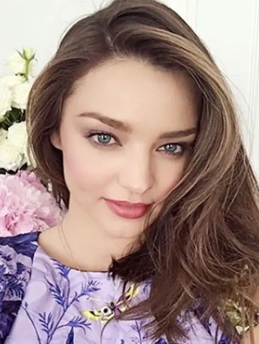 Kebahagiaan tidak hanya dirasakan Miranda dan evan, tetapi juga oleh Flynn, anak Miranda Kerr bucah cinta pernikahannya dengan Orlando Bloom. Para tamun undangan pun kerap mengucapkan selamat untuk mereka bertiga. (Instagram/mirandakerr)