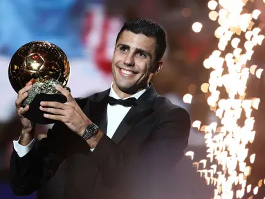 Pemain Manchester City, Rodri mendapatkan penghargaan Ballon d'Or 2024 pada acara yang berlangsung di Theatre du Chatelet, Paris, Selasa (29/10/2024) dini hari WIB. (AFP/Franck Fife)