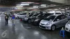 Calon pembeli saat mencari mobil bekas di kawasan WTC Mangga Dua, Jakarta, Jumat (10/6). Pada bulan puasa dan menjelang lebaran Penjualan mobil saat ini belum  mengalami kenaikan harga. (Liputan6.com/Angga yuniar)