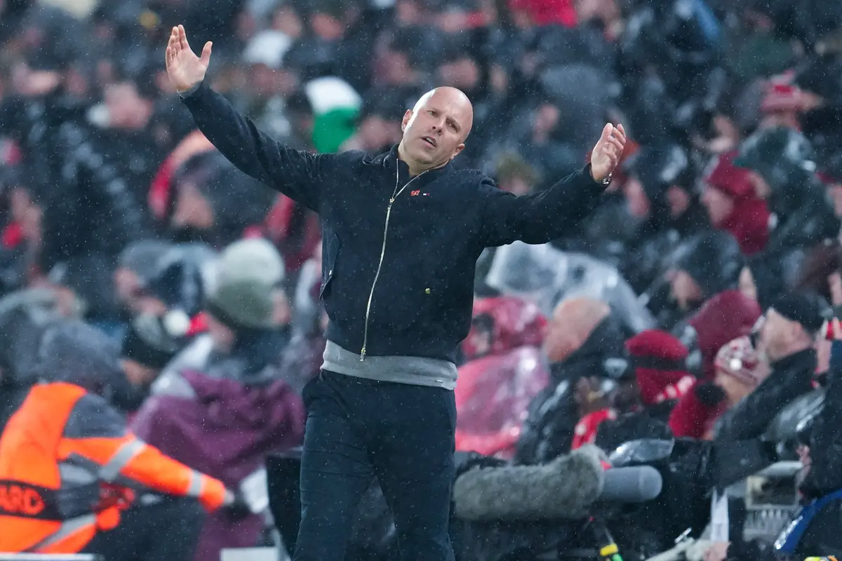 Foto: Ragam Ekspresi Arne Slot Setelah Anak Asuhnya Dipecundangi PSG Lagi, Liverpool Angkat Koper dari Liga Champions