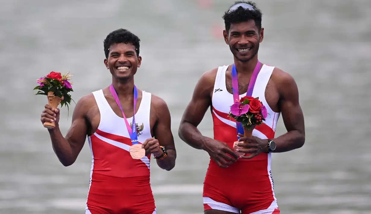 Medali perunggu lainnya ditambah lagi melalui duet Ihram dan Memo pada nomor men's double sculls setelah meraih catatan waktu 6:27,83. (JUNG YEON-JE/AFP)