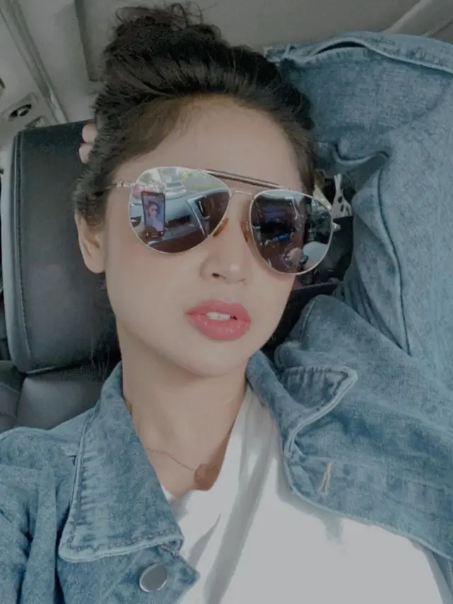 6 Potret Dewi Perssik saat Pakai Kacamata, Tetap Stylish