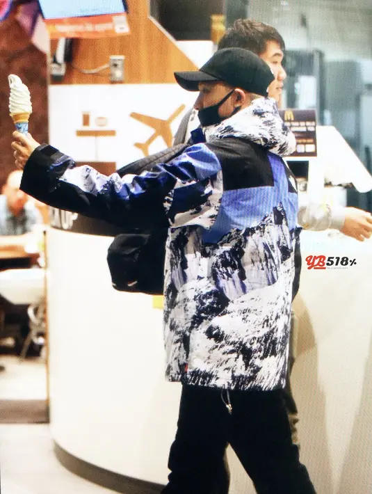 Saat sampai di bandara, Taeyang tiba-tiba membeli 6 es krim cone. Satu untuknya dan 5 untuk para penggemarnya yang berada di bandara. (foto: bigbangupdates.com)