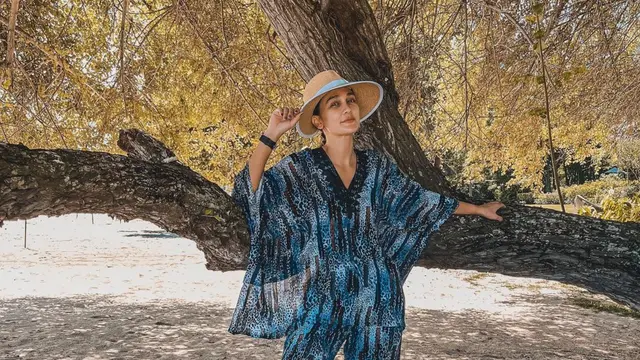 FOTO: Gaya Luna Maya Saat Pakai Topi Pantai, Tampil Menawan dan Stylish
