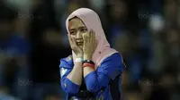 Seorang Bobotoh wanita tampak sedih usai Persib dikalahkan PSM pada laga Piala Presiden di Stadion GBLA, Bandung, Jumat (26/1/2018). Persib tersingkir dari Piala Presiden 2018 setelah takluk 0-1 dari PSM. (Bola.com/M Iqbal Ichsan)