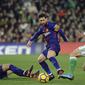 Gelandang Barcelona, Lionel Messi, berusaha melewati gelandang Real Betis, Andre Gomes, pada laga La Liga Spanyol di Stadion Benito Vilamarin, Sevilla, Minggu (21/1/2018). Betis kalah 0-5 dari Barcelona. (AFP/Cristina Quicler)