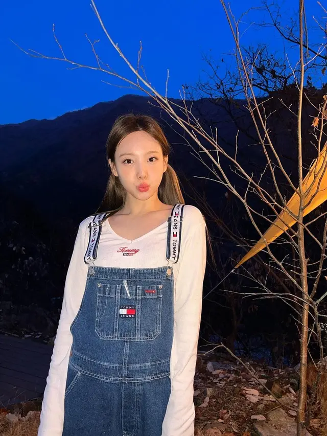 Outfit simple Nayeon Twice