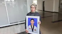 Ibunda Hasya Athalah Syahputra (HAS), Dwi Syafiera Putri saat ditemui awak media di Sekretariat ILUNI UI, Salemba, Jakarta Pusat, Jumat (27/1/2023). (Dok. Liputan6.com/Winda Nelfira)