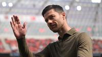 Pelatih kepala Bayer Leverkusen asal Spanyol, Xabi Alonso, melambaikan tangan sebelum pertandingan divisi pertama Bundesliga Jerman antara Bayer 04 Leverkusen dan FC Augsburg di Leverkusen, Jerman Barat pada 26 April 2025. (INA FASSBENDER/AFP)