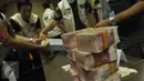 Sejumlah uang hasil sitaan tindak pidana pencucian uang (TPPU) kejahatan narkotika senilai 17 milyar ditampilkan saat rilis di di kantor BNN, Jakarta, Jumat (28/4). (Liputan6.com/Helmi Afandi)