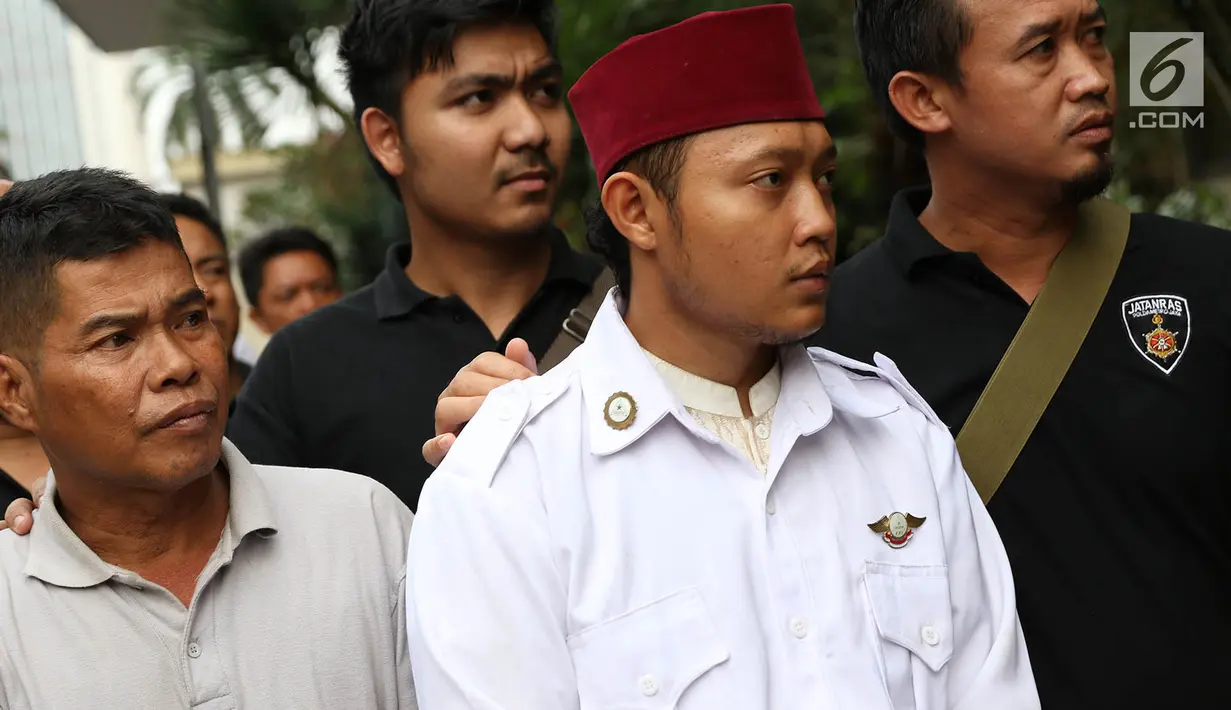 Petugas membawa dua terduga pelaku persekusi U dan M di Polda Metro Jaya, Jakarta, Jumat (2/6). Reskrim Polres Jaktim menangkap dua pelaku persekusi terhadap PMA, 15 tahun, karena diduga menghina FPI dan Rizieq Syihab. (Liputan6.com/Immanuel Antonius)
