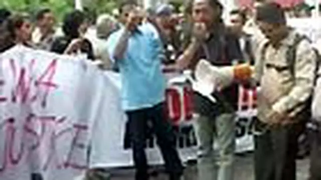 Jurnalis Protes Penganiayaan di PN Ambon