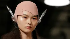 Model membawakan busana rancangan, John Galliano saat Fashion Week Paris di Perancis, Rabu (28/9). Hiasan kepala dari rancangan John sekilas mirip dengan busana makhluk luar angkasa di film-film Hollywood (REUTERS/Gonzalo Fuentes)