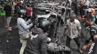 Kericuhan ini merupakan buntut dari peristiwa seorang pengemudi ojek online, Affan Kurniawan yang tewas dilindas kendaraan taktis Brimob pada Kamis (28/8) sore saat aksi demo di Pejompongan. (merdeka.com/Arie Basuki)