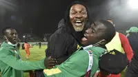Pelatih Timnas Kamerun, Rigobert Song (tengah). (AFP)