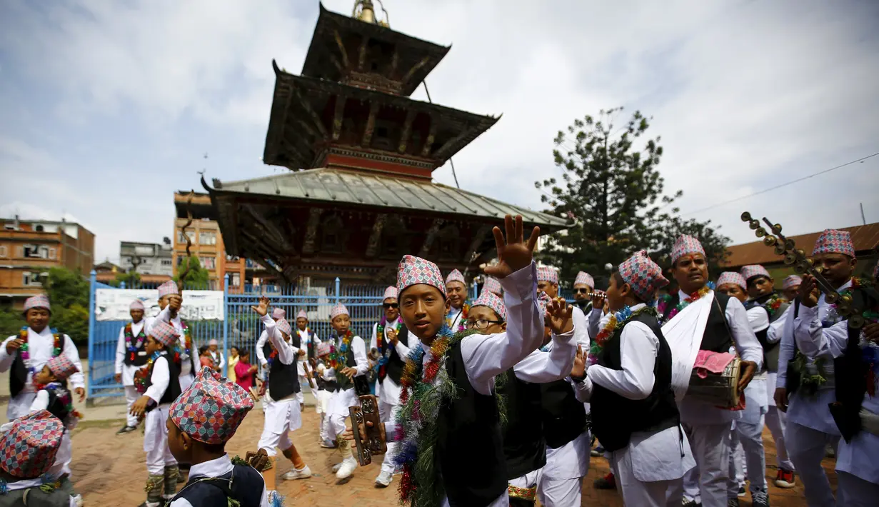 Umat Buddha Nepal mengunakan pakaian tradisional saat festival cahaya atau disebut Neku Jatra-Mataya di Lalitpur, Nepal (31/8/2015).  Hari Mataya adalah hari ketika Shakya Muni mengatasi godaan dan mencapai Nirvana. (REUTERS/Navesh Chitrakar)