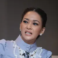 "Saya sendiri pernah mengalami. Dulu aku dititipkan orangtua di rumah om. Di situ ada pembantu, tukang kebun lah, maka terjadilah," ungkap Maia Estianty, di Hotel Grand Mahakam, Jakarta selatan, Selasa (19/4/2016). (Andy Masela/Bintang.com)