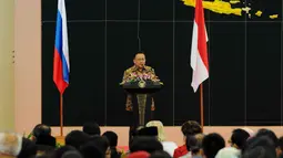 Ketua DPD, Irman Gusman berpidato sebelum melakukan penandatanganan MOU dengan Rusia di Gedung DPD RI, Senayan, Jakarta, Rabu (12/11/2014). (Liputan6.com/Andrian M Tunay)